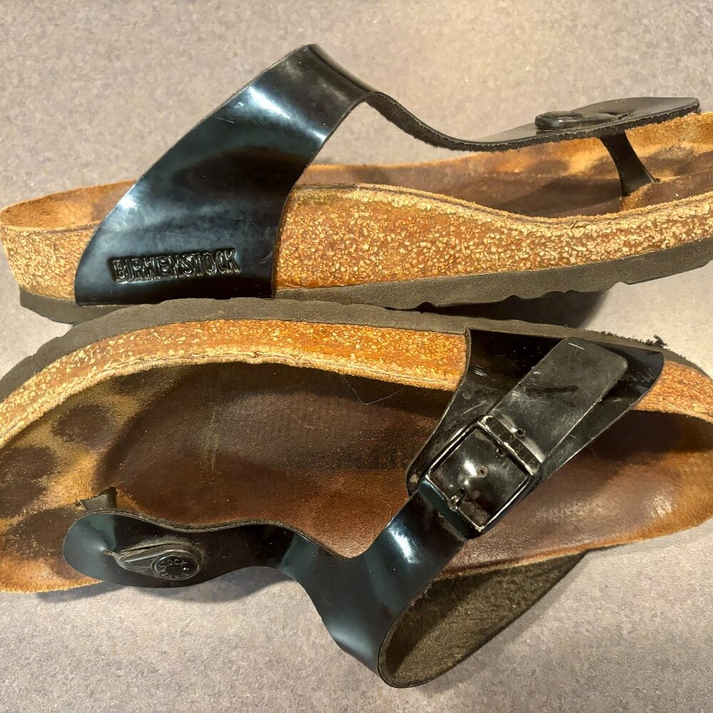 Women’s Birkenstock Gizeh Birko-Flor patent black sandals, size 39 (US 8-8.5)